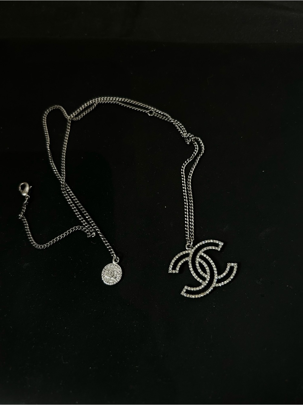 CHANEL Silver Rhinestone Interlocking CC Pendant Necklace